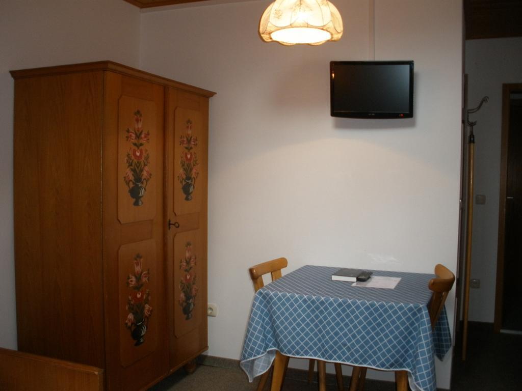 Alpengasthof Zur Loisach Hotel Grossweil Quarto foto