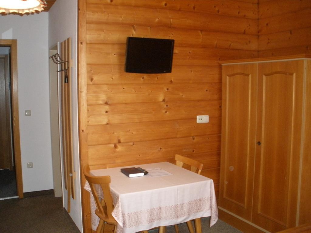 Alpengasthof Zur Loisach Hotel Grossweil Quarto foto